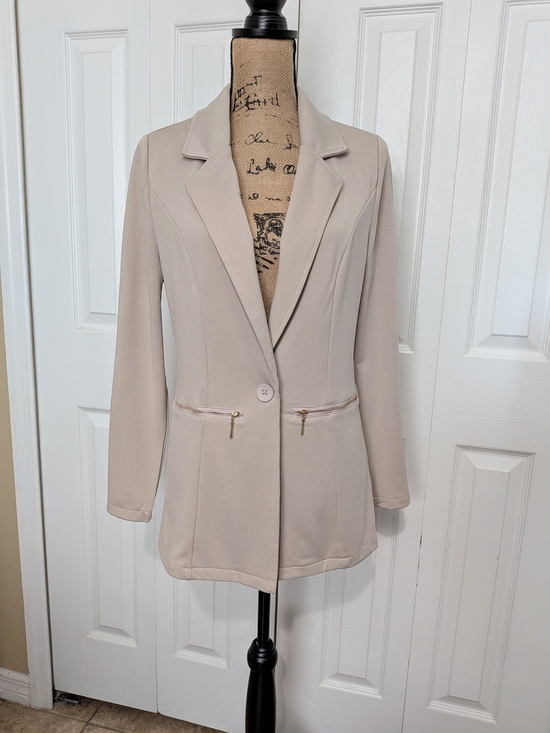Genhoo Jackets & Blazers - Women's Beige Single-Button Blazer Jacket